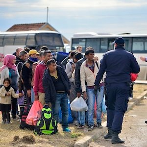 Un informe del JRS advierte de las políticas sistemáticas para dificultar la llegada de refugiados