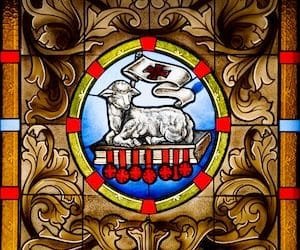 El cuelo se rasga. Jesús emerge. El espíritu anida