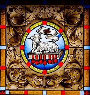 El cuelo se rasga. Jesús emerge. El espíritu anida