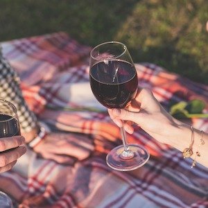 El buen gusto de la broma y el vino